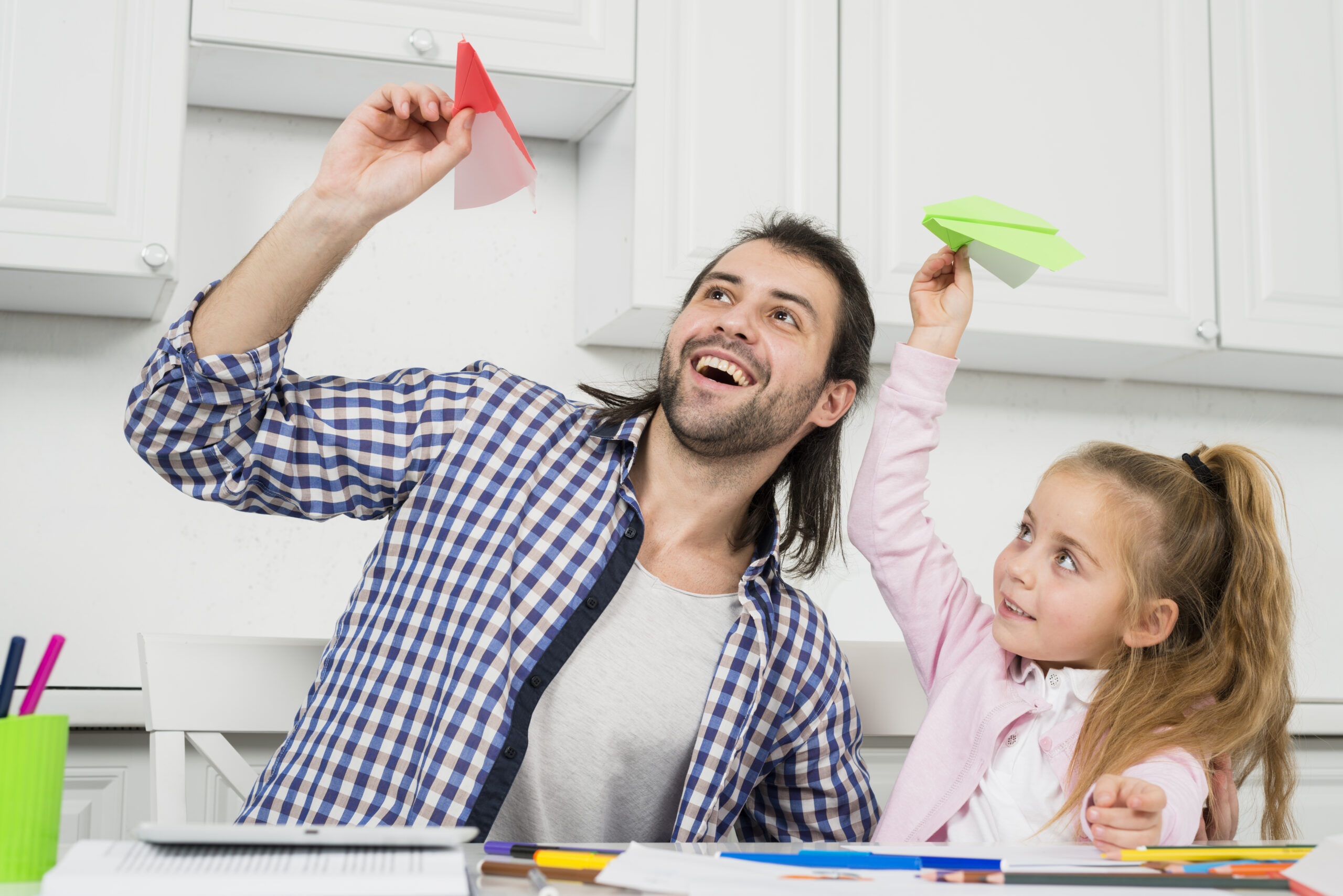 padre e hija jugando con aviones