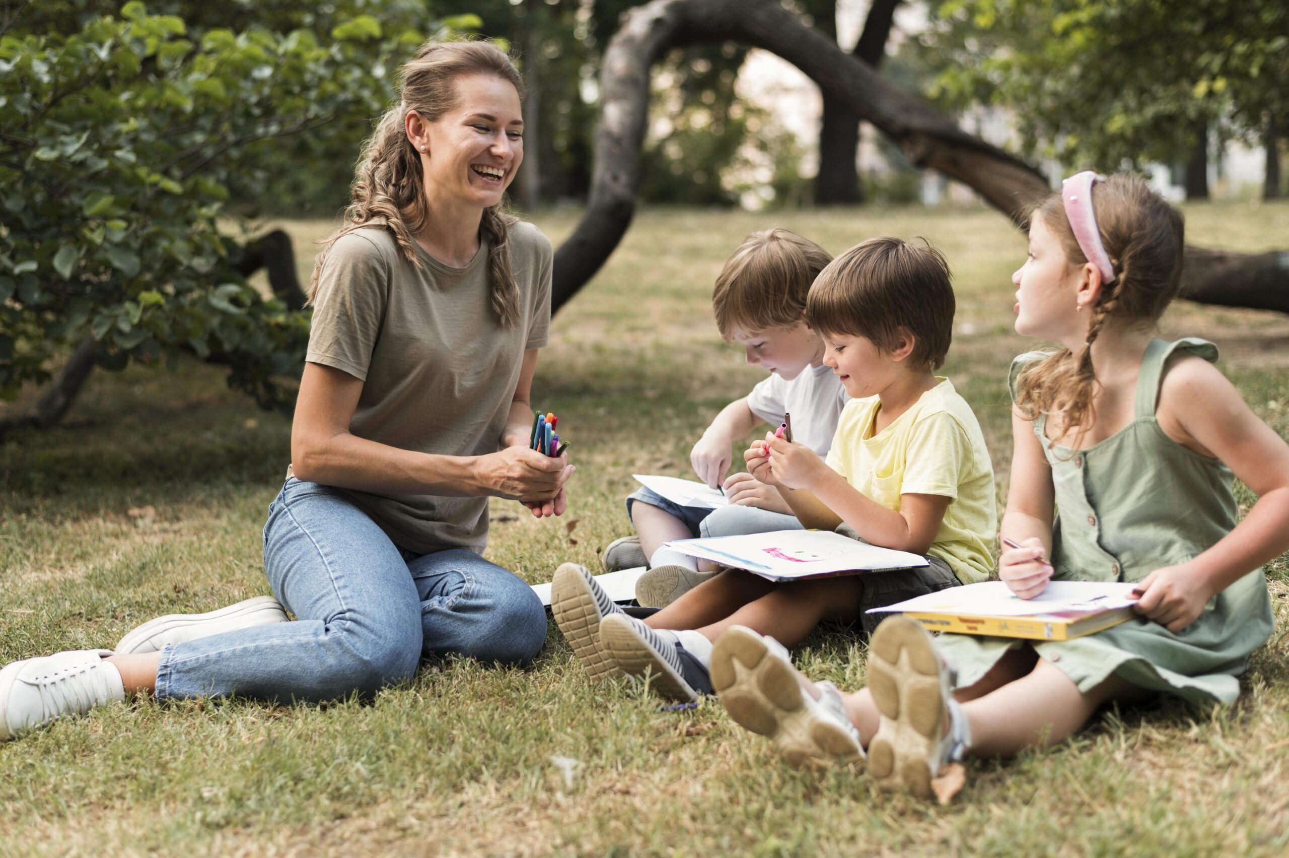 profesor sonriente de tiro completo y ninos al aire libre
